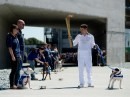 Un cane e Michael Owen portano la torcia olimpica