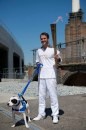 Un cane e Michael Owen portano la torcia olimpica